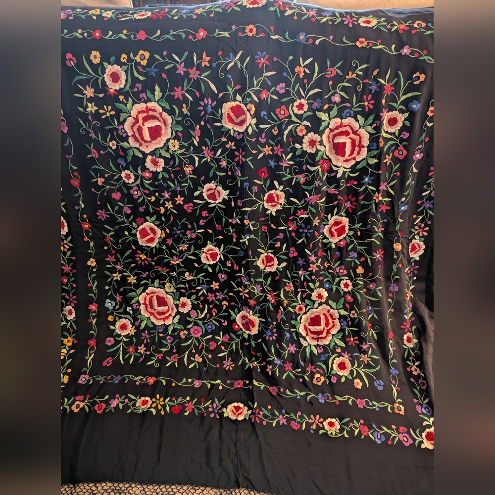 Bordados Foronda Hand Embroidered Spanish Silk Shawl (Mantón)